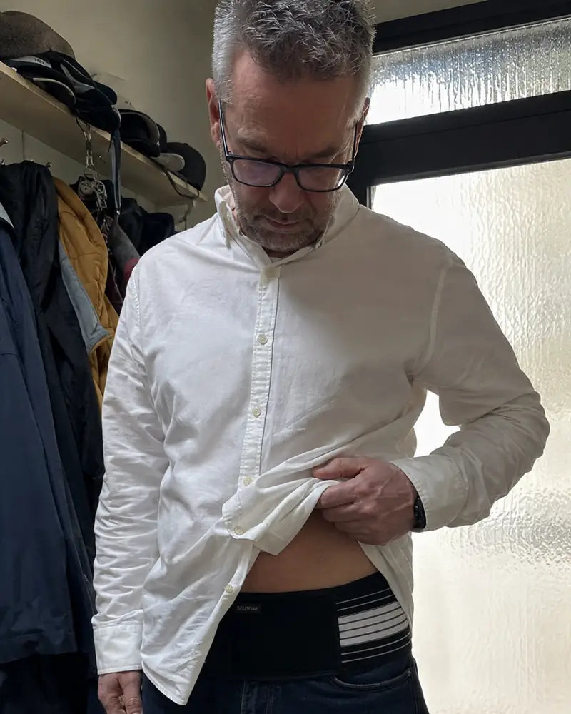 Thomas montre sa ceinture Soutenia sous sa chemise