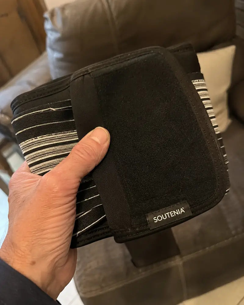 Détail de la qualité de la ceinture Soutenia dans la main