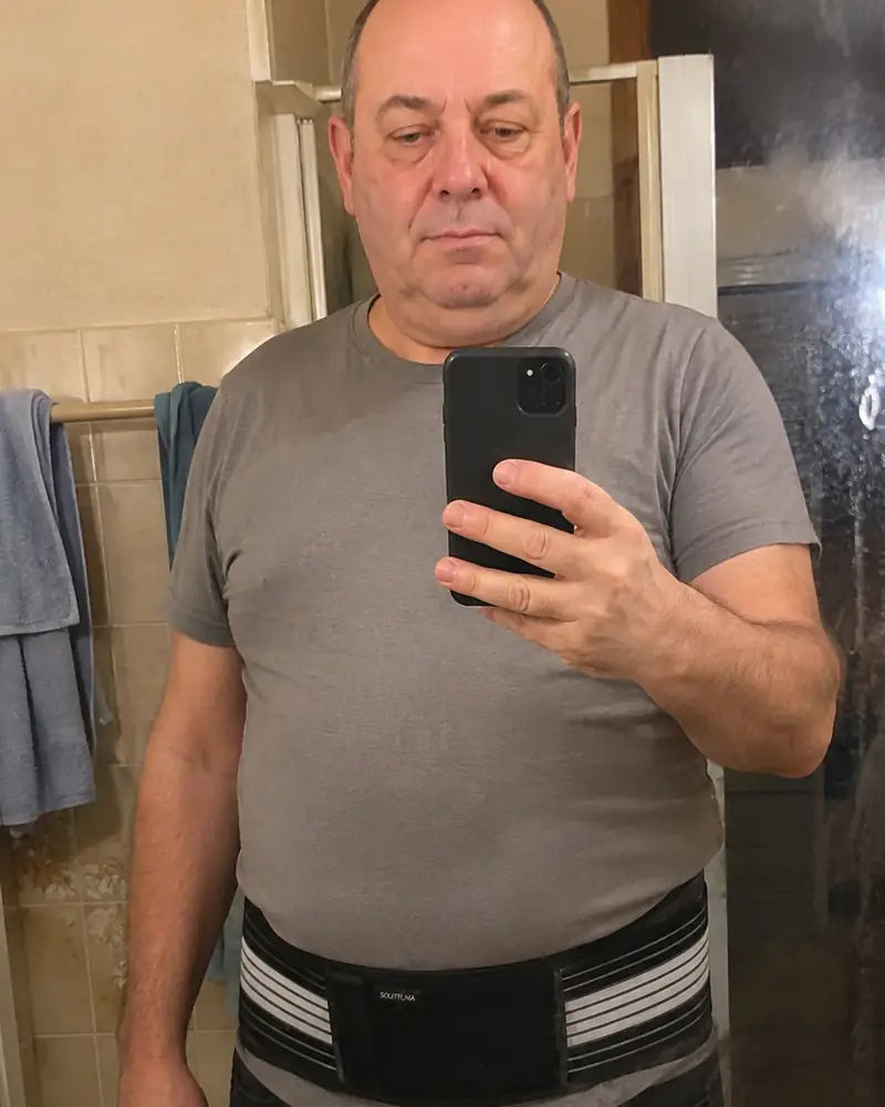 Michael porte sa ceinture Soutenia à la maison